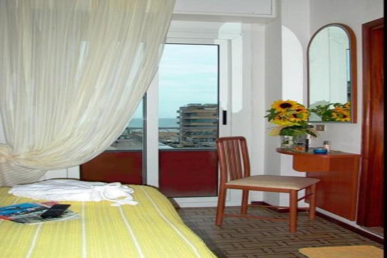 Hotel Alfredo'S Римини Экстерьер фото